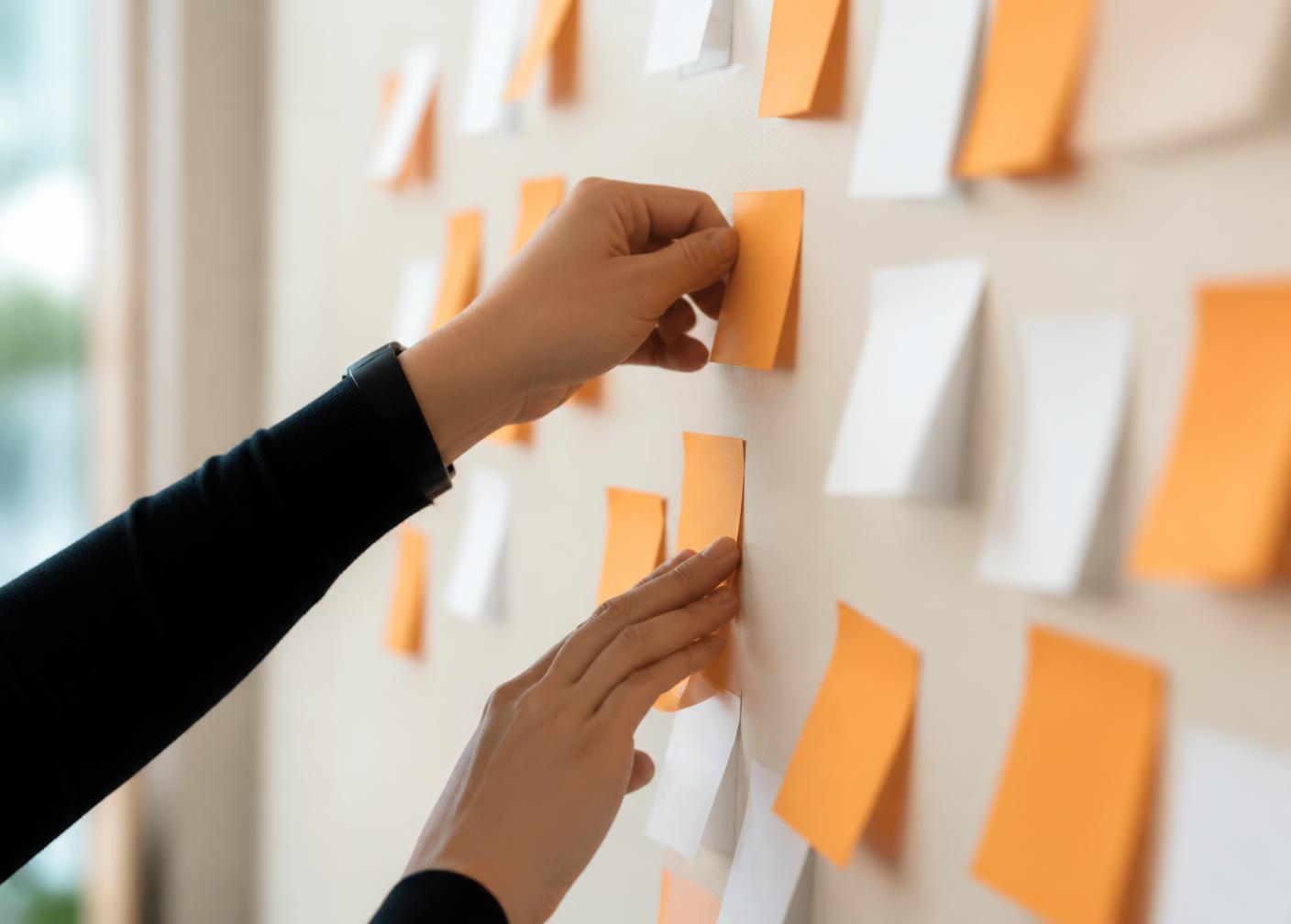 Karten und Notizen an einer Wand während eines Workshops